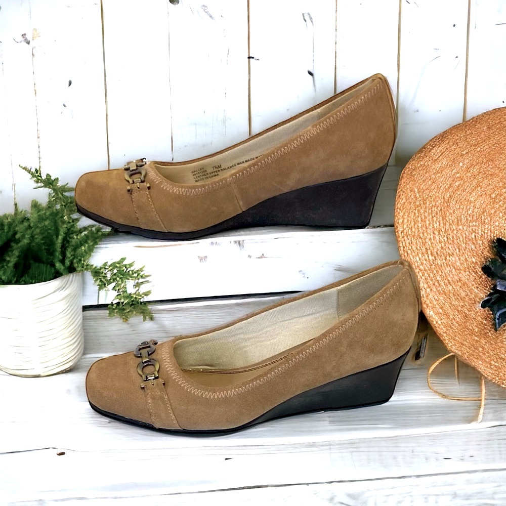 LifeStride Women's Ideal Slip On Wedges